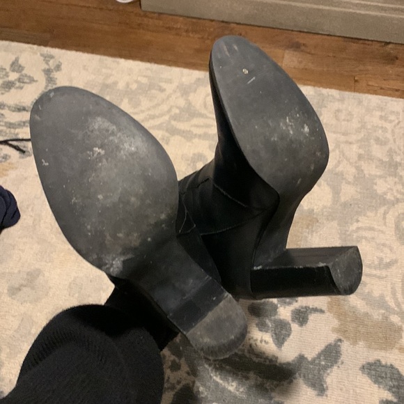 Steve Madden black leather booties- size 9. Round toe, side zipper and 4” heel - Picture 4 of 5